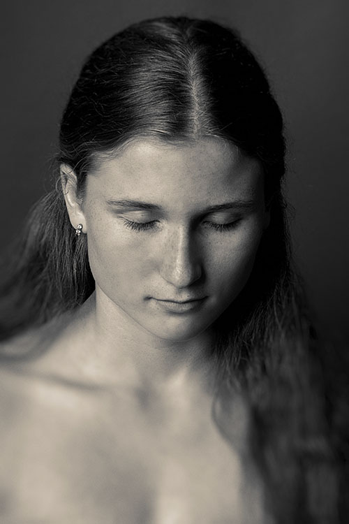 černobílý portrét dívky ve studiu – portrétní fotograf Kladno