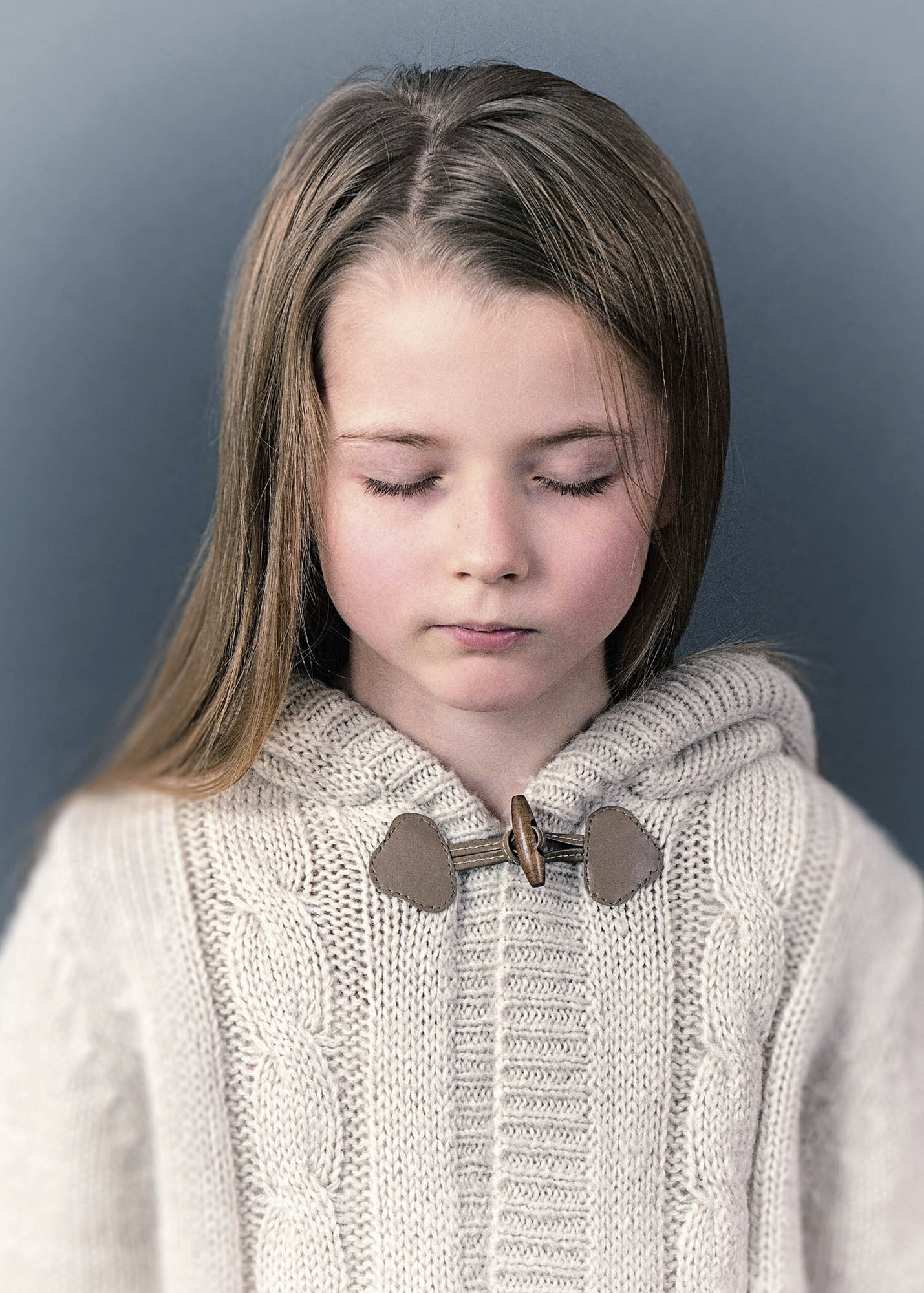 emocionální dětský portrét dívky ve studiu