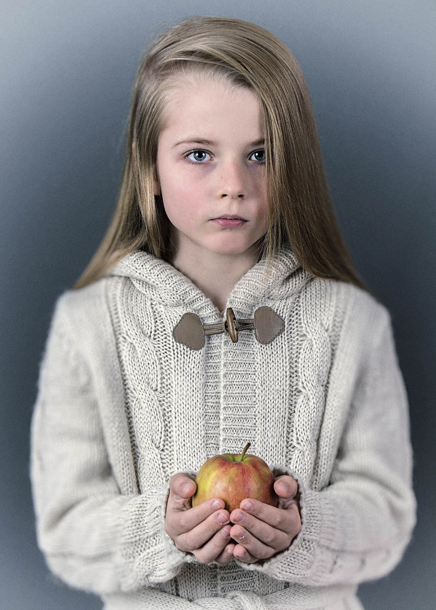 divka-s-jablkem-detsky-portret
