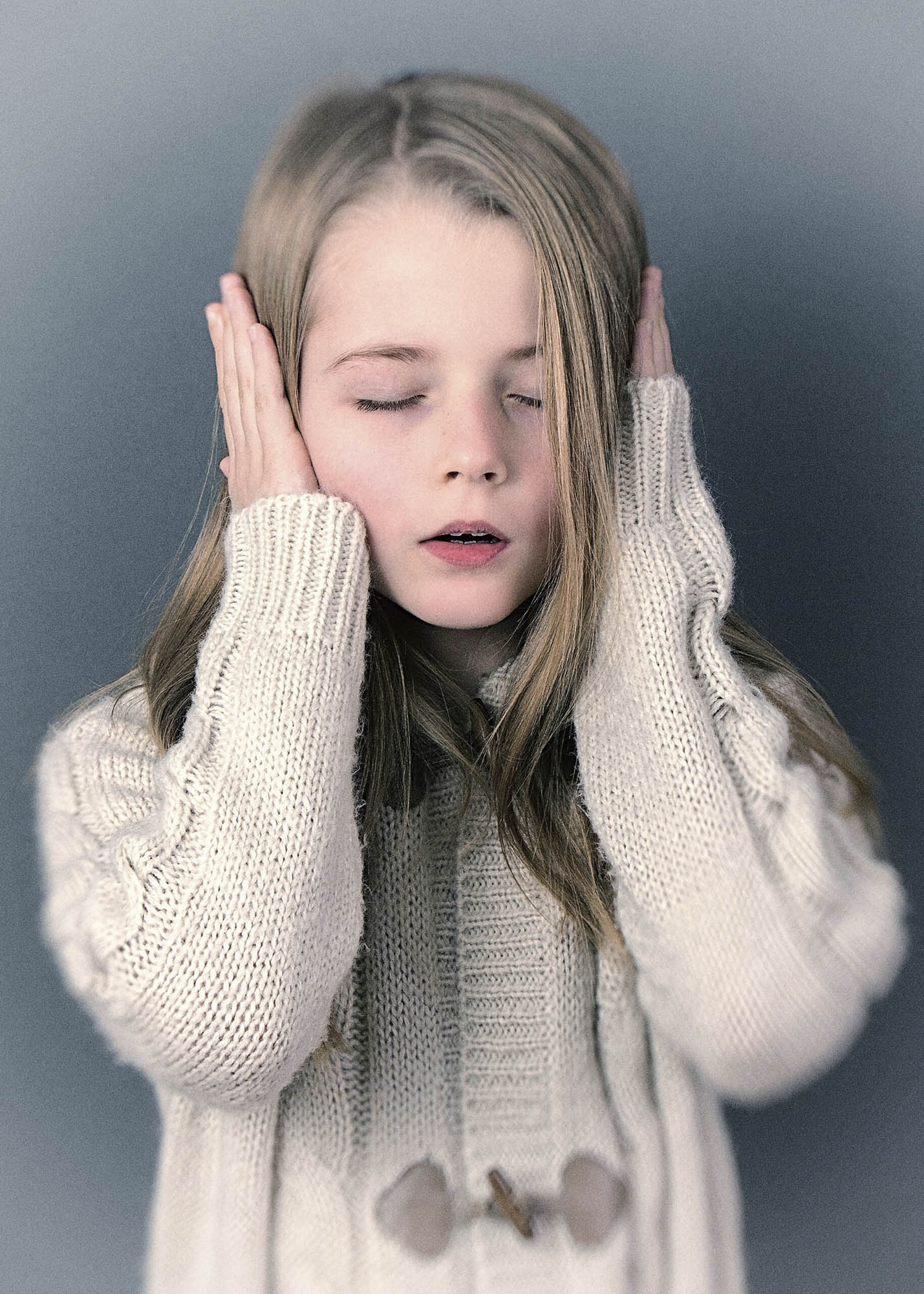 dětský portrét dívky se zavřenýma očima ve světlém svetru – jemná a klidná atmosféra – portrétní fotograf Kladno