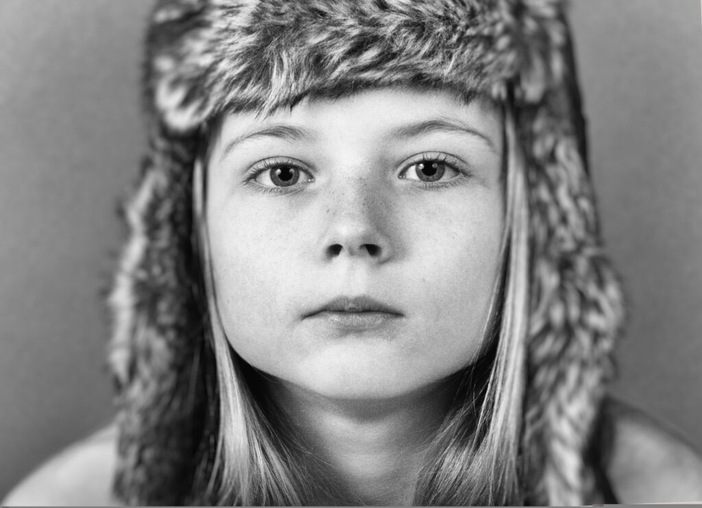 černobílý portrét dívky v zimní čepici