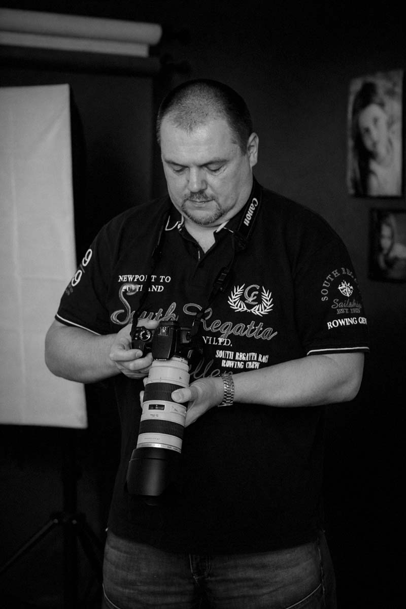 Portrétní fotograf Semjon Jefimov při práci v ateliéru v Kladně