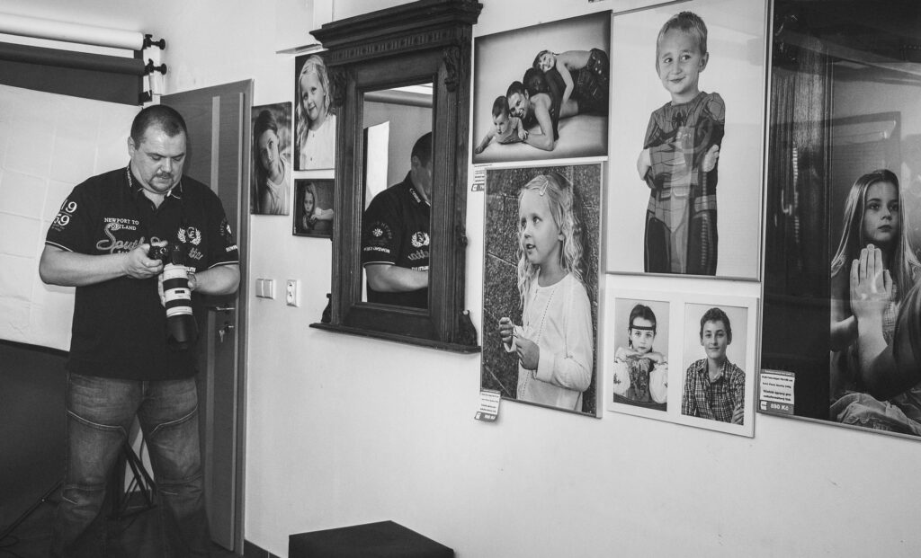 portrétní fotograf při fotografování ve studiu – Kladno