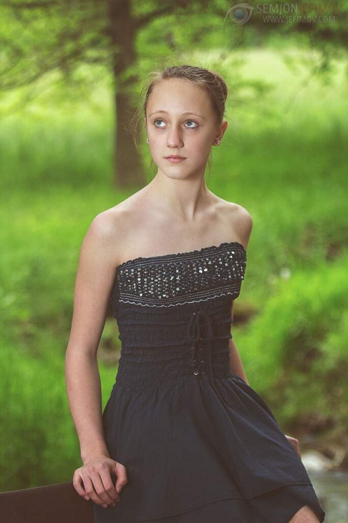 Přirozený portrét dívky v přírodě při focení venku