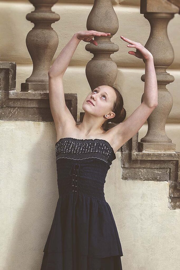 Portrétní focení dívky u historické architektury v exteriéru