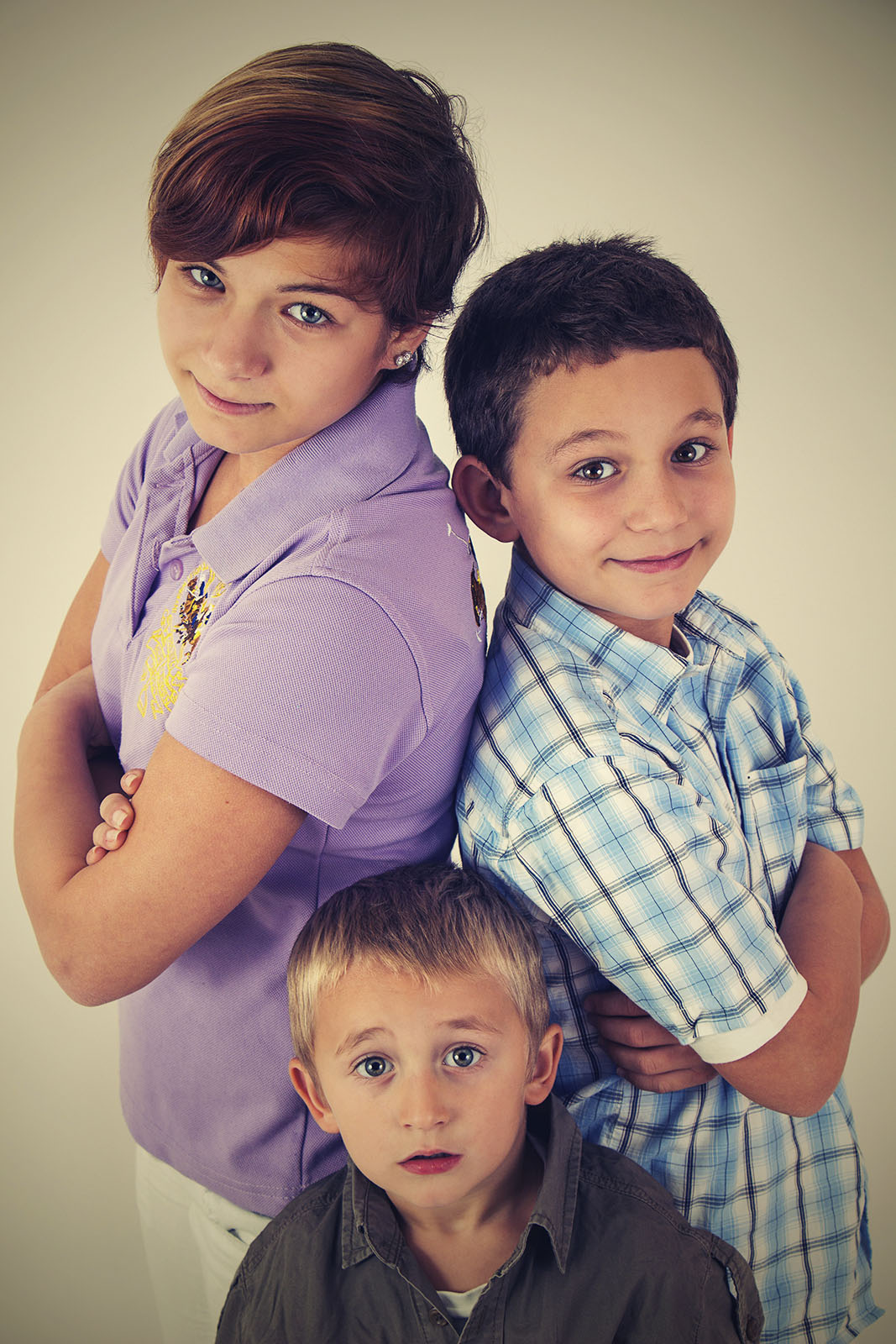 Skupinový portrét sourozenců v ateliéru v Kladně