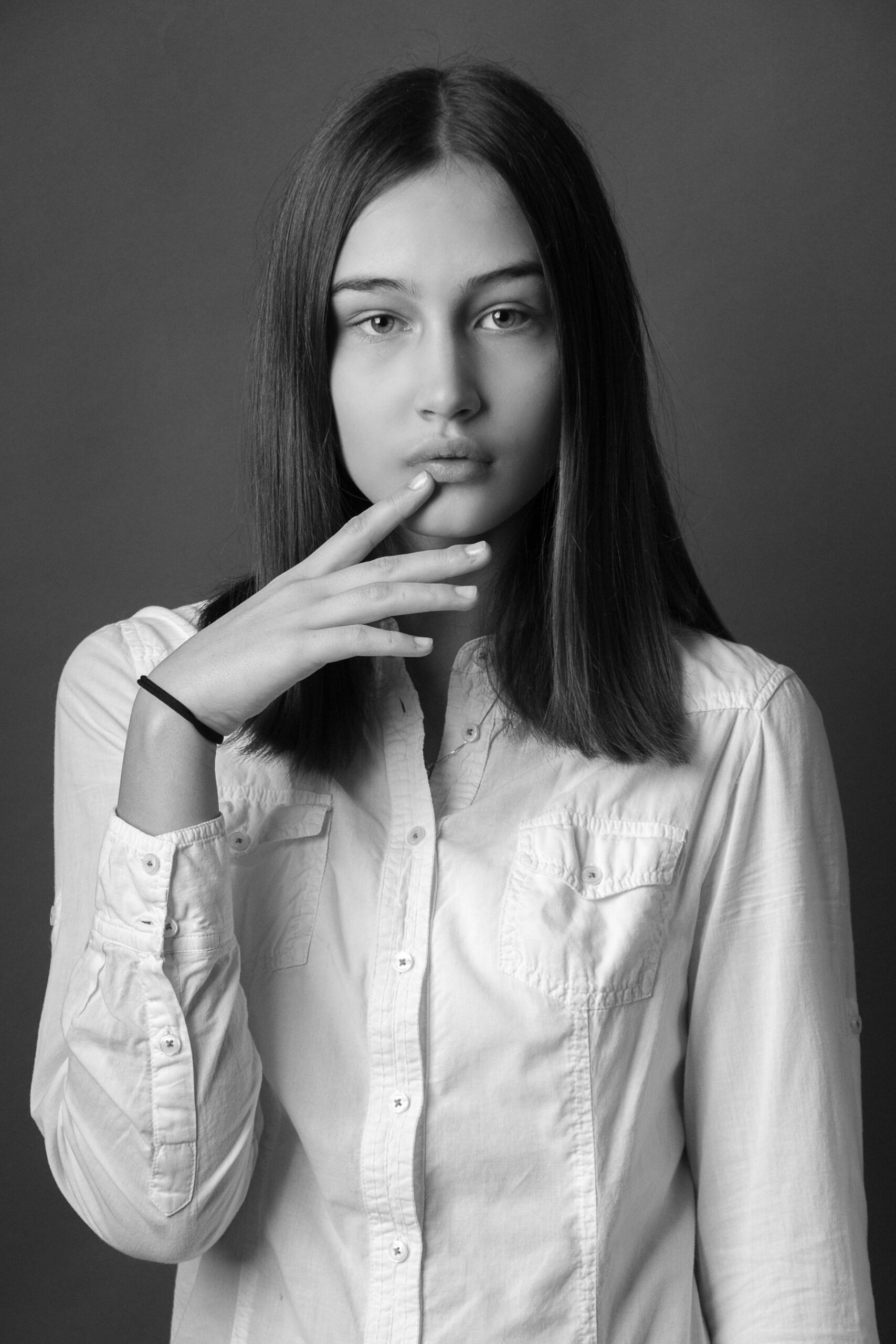 portrét dospívající dívky ve studiu – portrétní fotograf Kladno