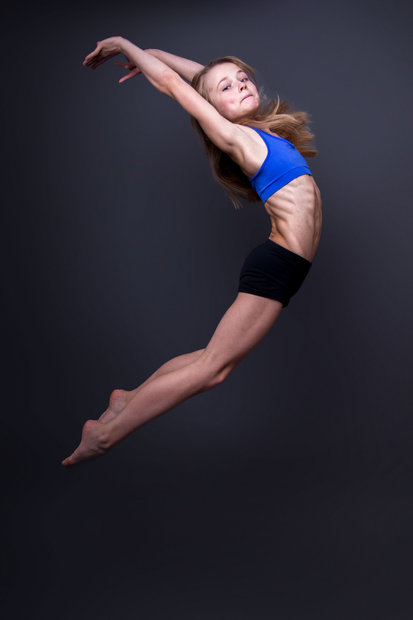 sportovní portrét mladé gymnastky s vypracovanými svaly – gymnastika