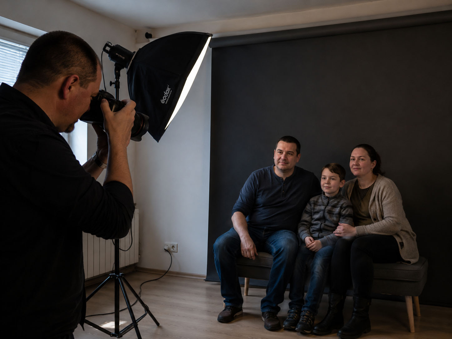 Fotograf při rodinném focení v domácím studiu v Kladně